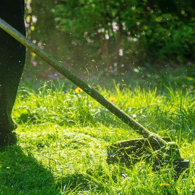 Mantenimiento de jardines en Santiago con maquinaria propia
